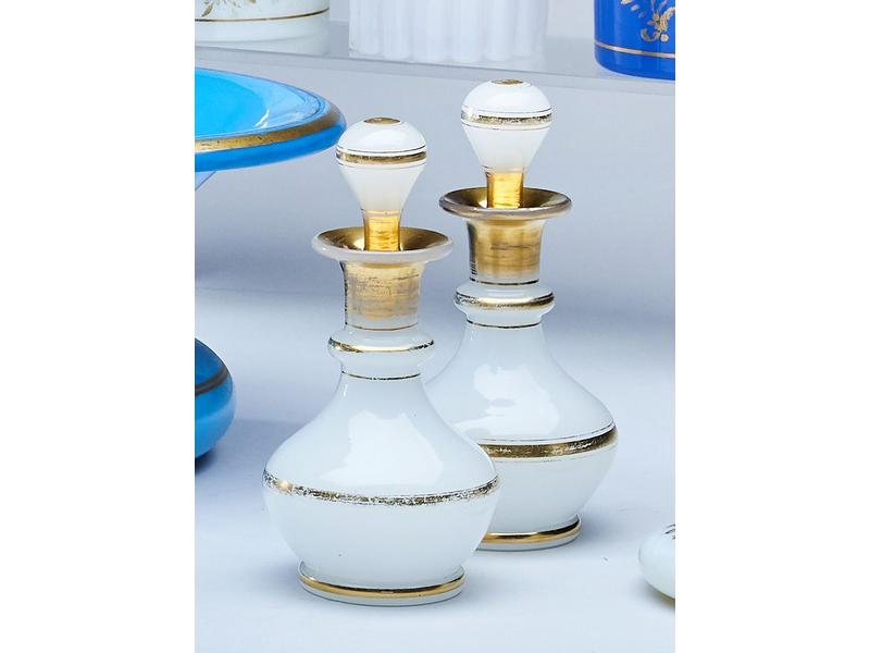 PAIRE DE FLACONS COUVERTS de forme balustre...