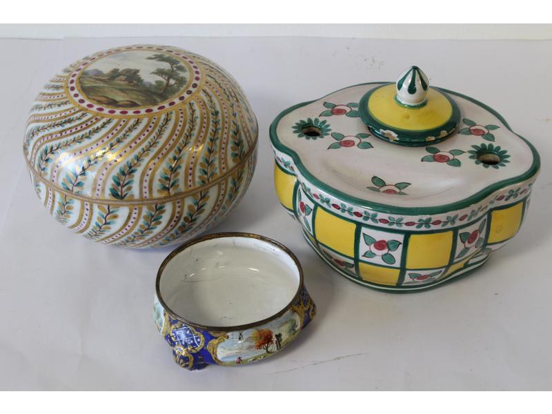 BONBONIERE en porcelaine à décor émaillé...