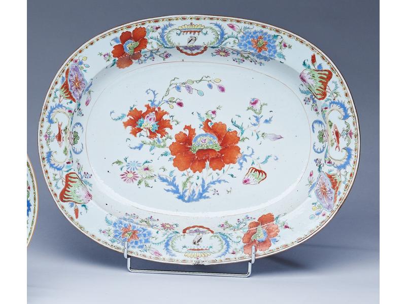 GRAND PLAT ovale en porcelaine à décor à...