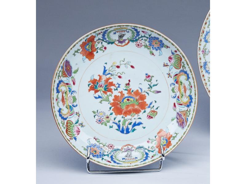 ASSIETTE CREUSE en porcelaine à décor à la...