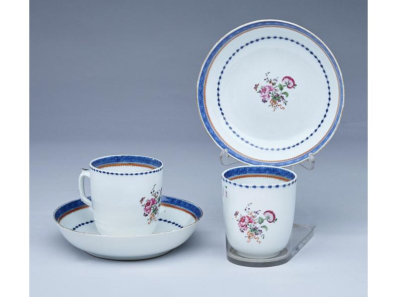 PAIRE DE TASSES ET SOUS TASSES en porcelaine...
