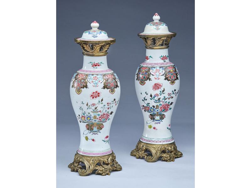 PAIRE DE POTICHES de forme balustre, à décor...