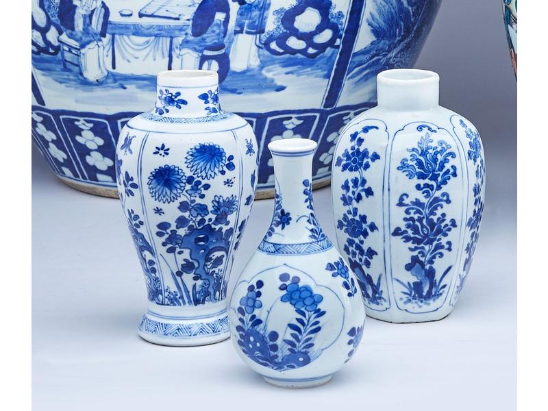 TROIS PETITS VASES en porcelaine blanc bleu,...