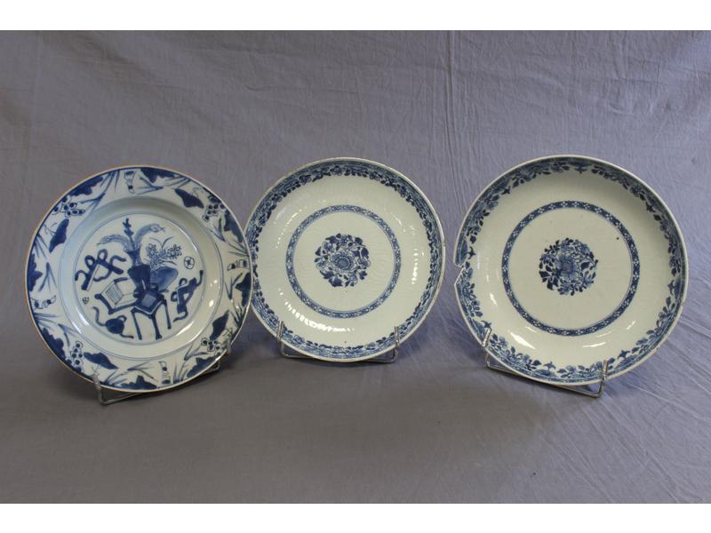 PAIRE D'ASSIETTES creuses en porcelaine à...
