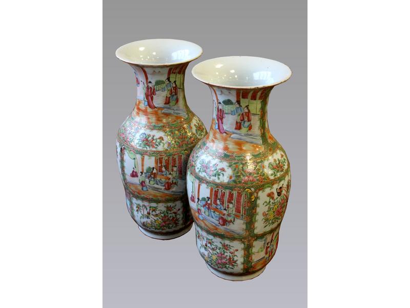 PAIRE DE VASES de forme balustre à double...