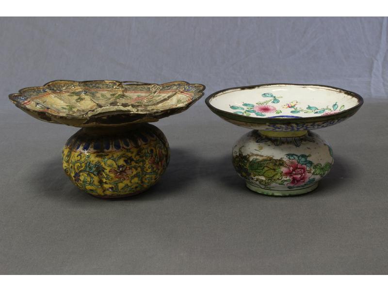 DEUX PETITS POTS ronds en cuivre émaillé,...