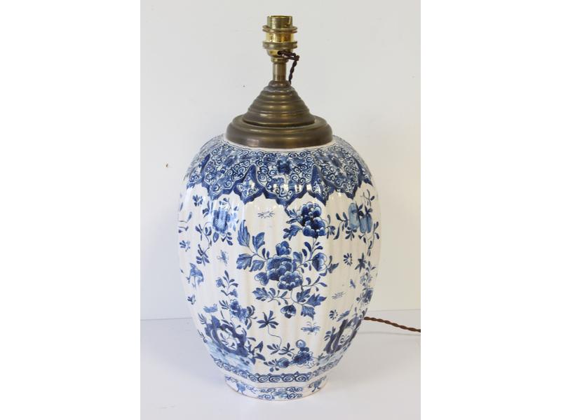 VASE de forme ovoïde annelé en porcelaine...