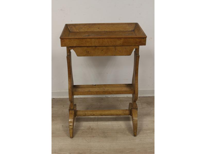 PETITE TABLE EN AUGE en orme ouvrant à un...