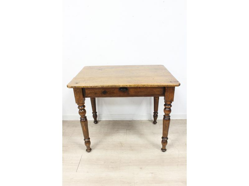 TABLE en bois naturel ouvrant à un tiroir...