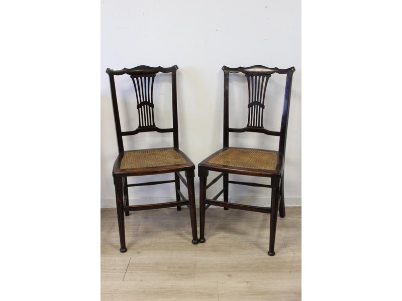 PAIRE DE CHAISES en bois teinté, à dossier...