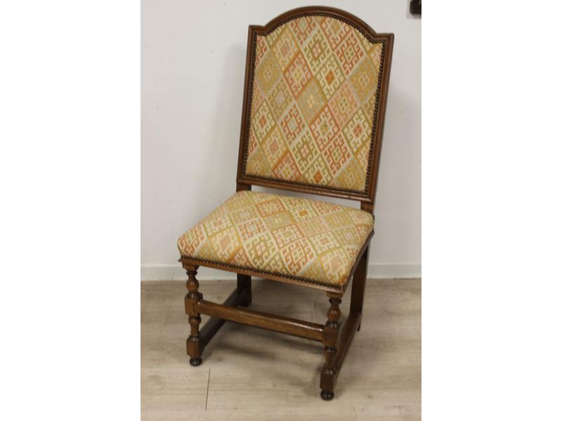 LARGE CHAISE à haut dossier, chapeau de gendarme...