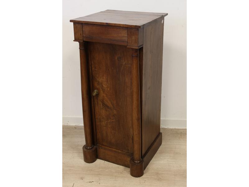 PETIT CHEVET rectangulaire en noyer, montants...
