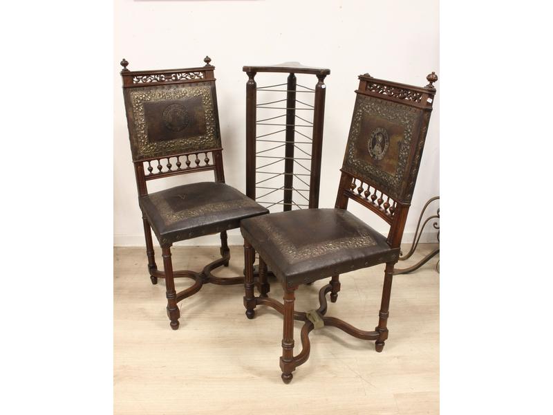 PAIRE DE CHAISES en noyer garnies de cuir...