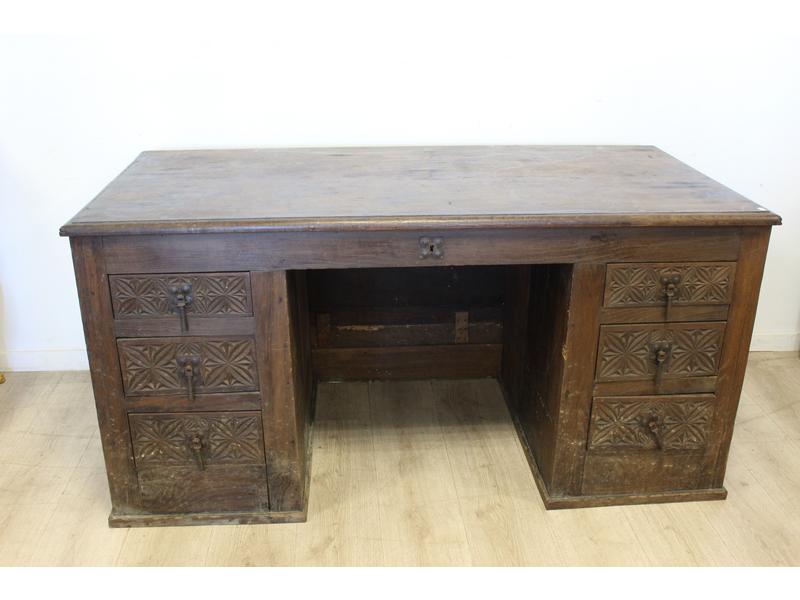 BUREAU à caissons en chêne mouluré et sculpté...
