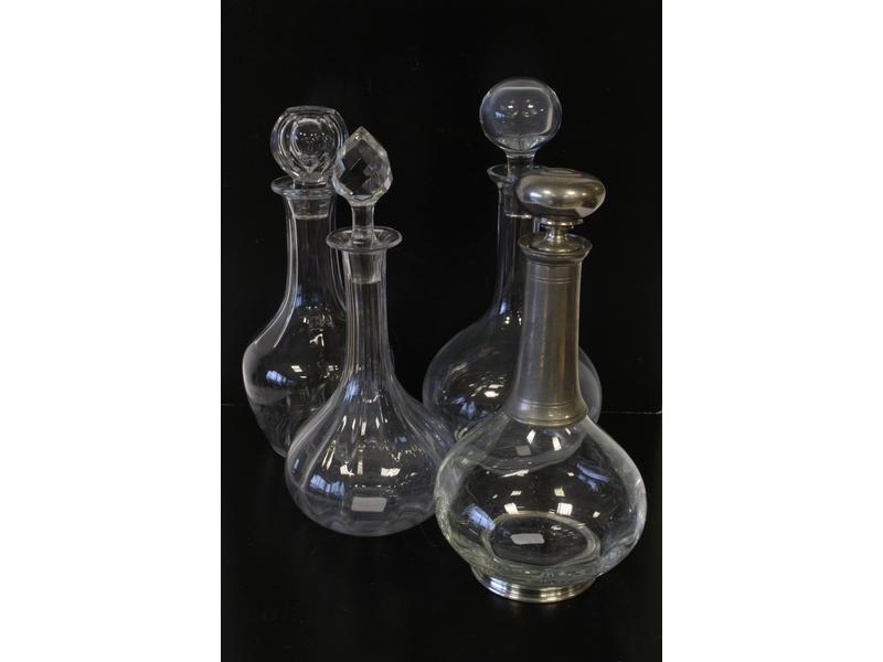 QUATRE CARAFES en verre et cristal, une gravée,...