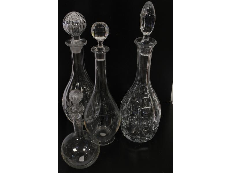 QUATRE CARAFES en verre et cristal.