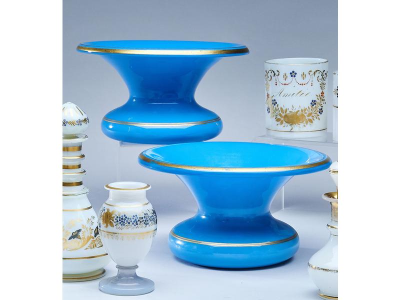 PAIRE DE CRACHOIRS de forme circulaire en...