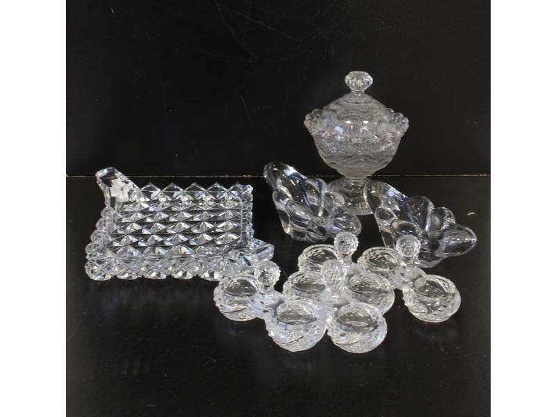 LOT en cristal taillé comprenant: