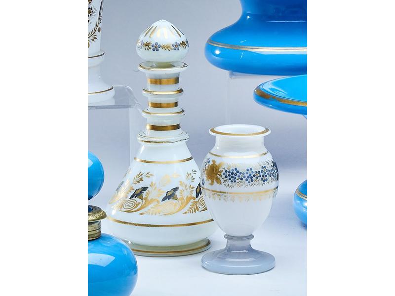 FLACON COUVERT de forme balustre en verre...