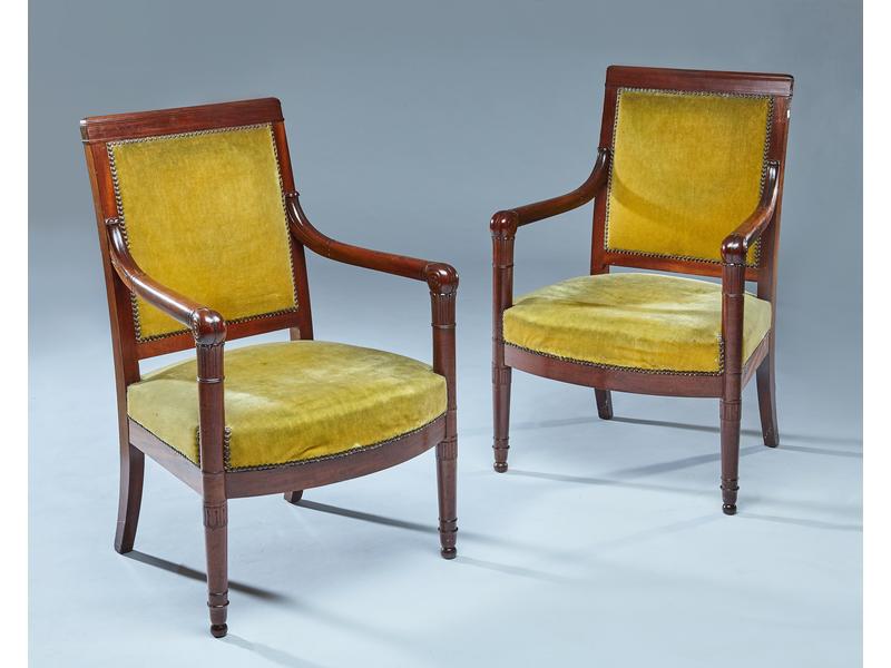PAIRE DE FAUTEUILS en acajou et placage d'acajou...