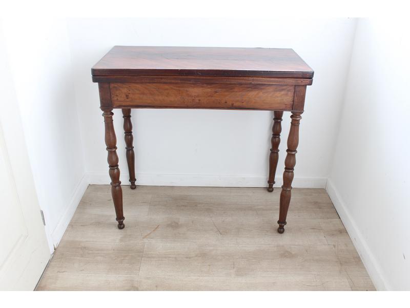 TABLE A JEUX en acajou et placage d'acajou...