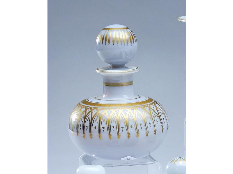 FLACON COUVERT de forme boule en verre opalin...