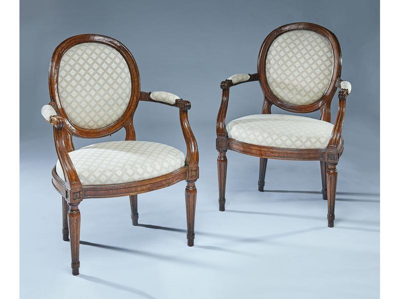 PAIRE DE FAUTEUILS à châssis, à dossier médaillon...