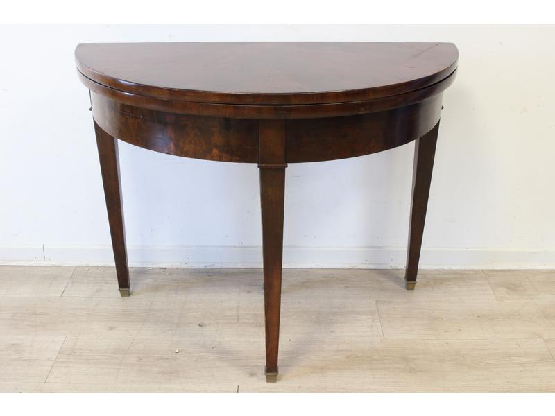 TABLE A JEUX demi-lune en acajou et placage...