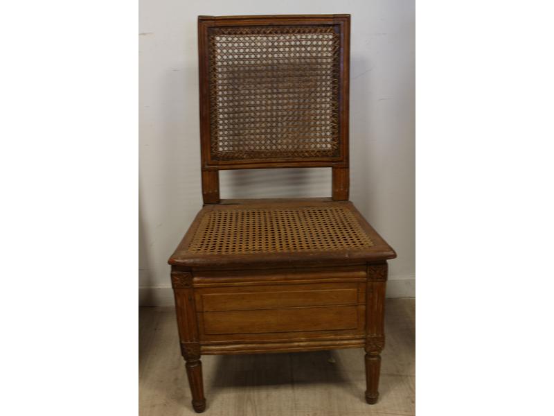 CHAISE DE COMMODITE en hêtre mouluré, à dossier...