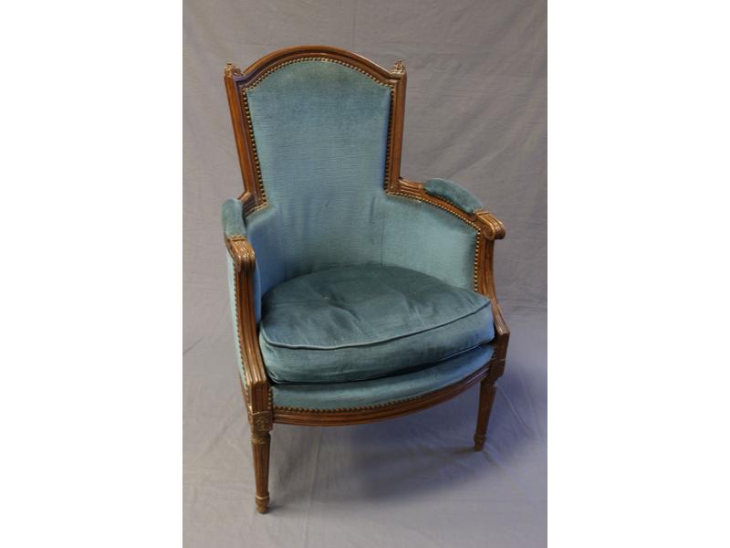 BERGERE en noyer mouluré, garniture de velours...
