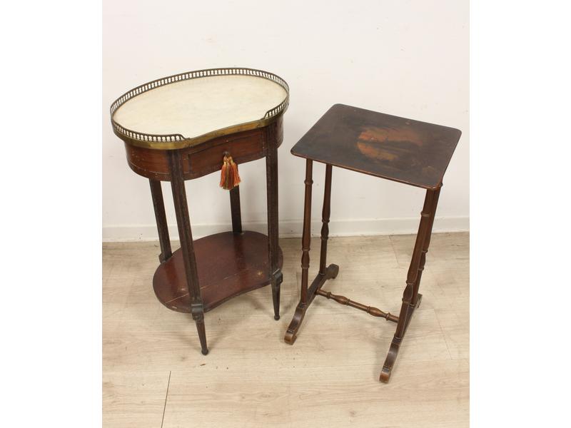 DEUX PETITES TABLES DE CHEVET, dont une de...