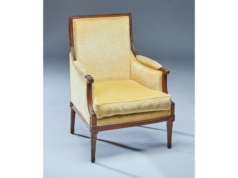 BERGERE à dossier plat en hêtre mouluré à...
