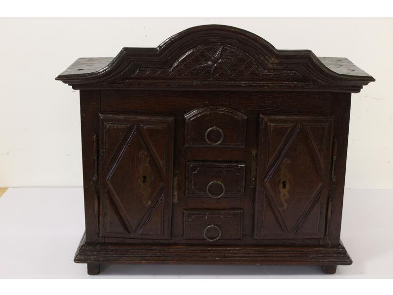 PETIT CABINET à suspendre en chêne mouluré...