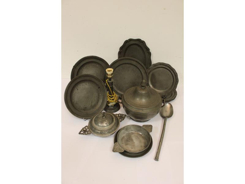 IMPORTANT LOT D'ETAINS comprenant sept assiettes,...