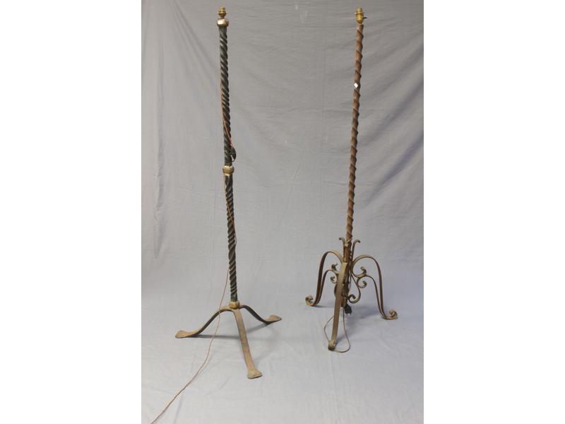 DEUX PIEDS DE LAMPES en fer forgé à fût ...