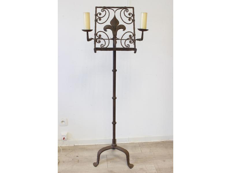 LUTRIN en fer forgé à décor d'une fleur de...