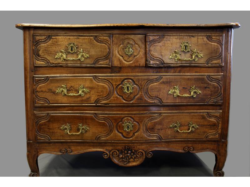 COMMODE à façade galbée en bois naturel ouvrant...
