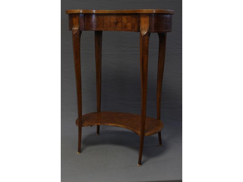 PETITE TABLE rognon en bois de placage, ouvrant...