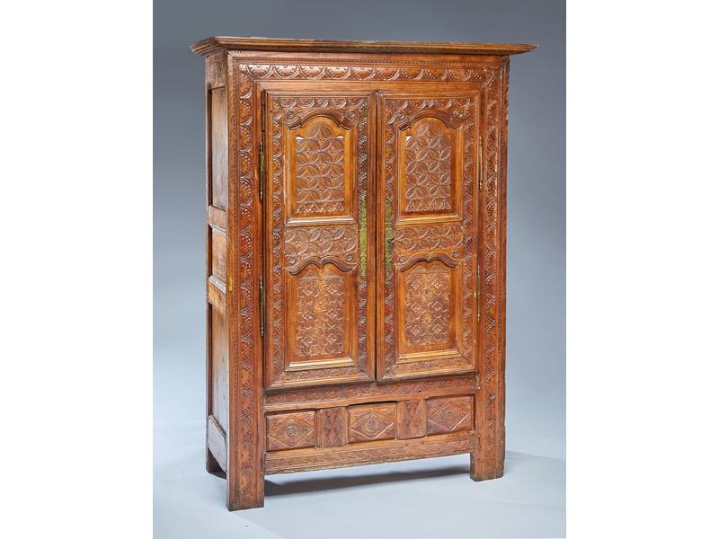 PETITE ARMOIRE probablement de sacristie,...