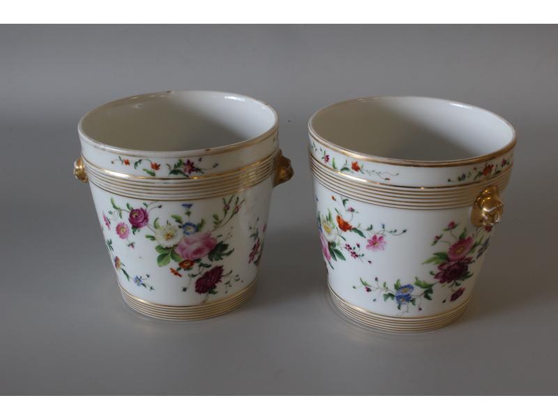 PAIRE DE CACHE-POTS en porcelaine blanche...