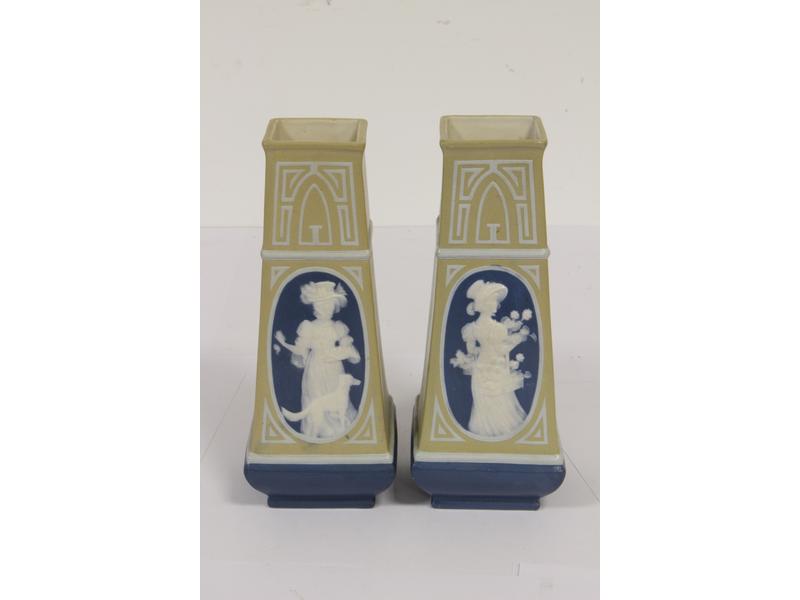 PAIRE DE VASES en faiënce de section carrée...