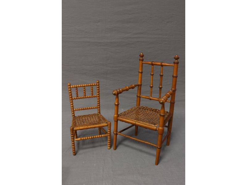 DEUX CHAISES cannées, l'une façon bambou...