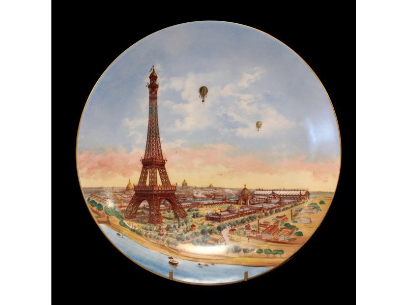 GRAND PLAT commémoratif en porcelaine blanche...