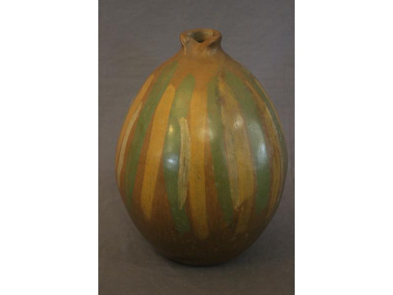VASE ovoïde à col verseur en terre cuite...