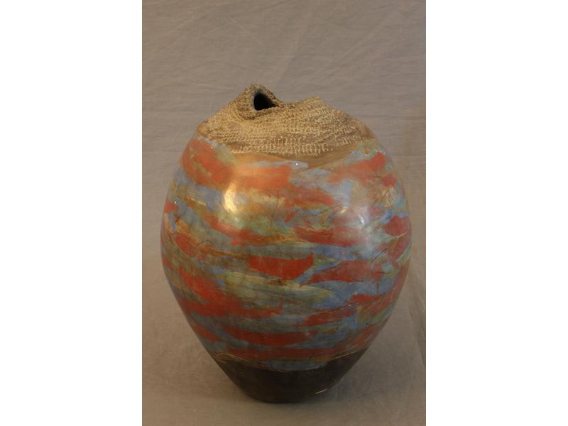 VASE ovoïde émaillé bleu et rouge polychrome...