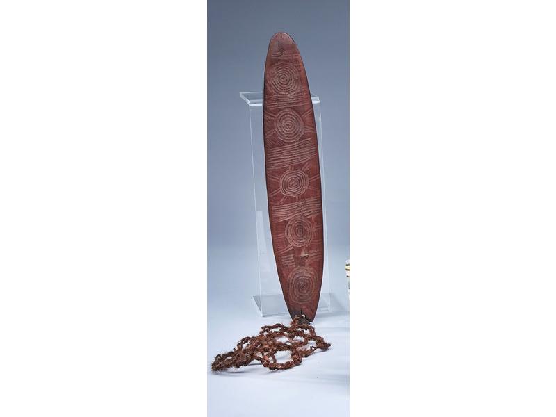 JOLI RHOMBE DE CEREMONIE (bullroarer), objet...