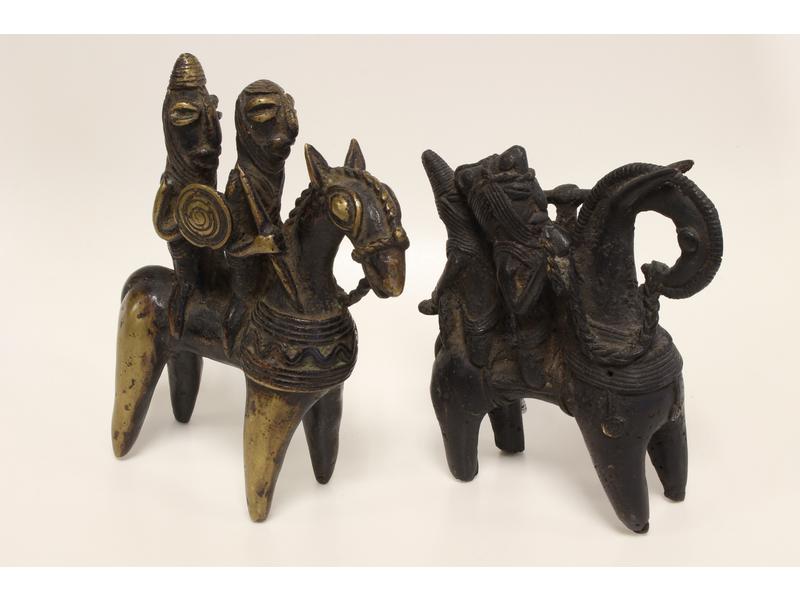 DEUX SCULPTURES DE CAVALIERS PEUHL en bronze...