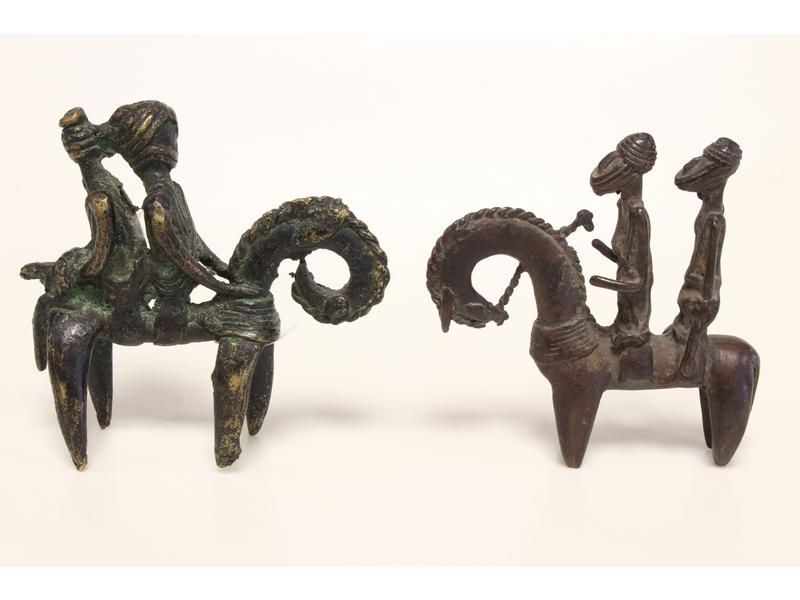 DEUX PETITES FIGURINES de cavaliers Peulhs...