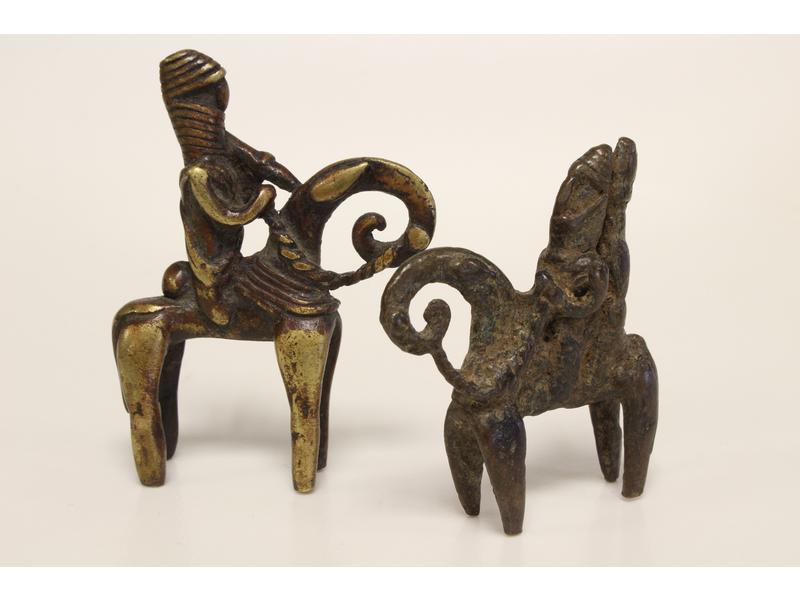 DEUX PETITES FIGURINES de cavaliers Peulhs...