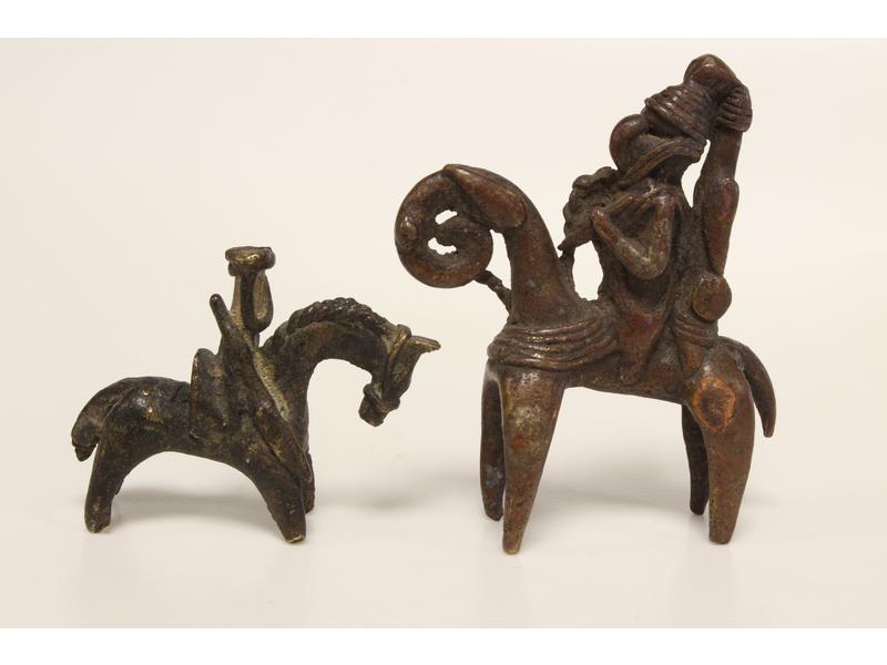 DEUX PETITES FIGURINES de cavaliers Peulhs...